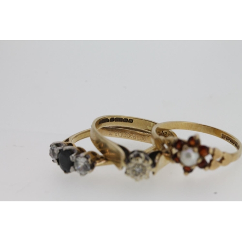 527 - Three 9ct gold gem set rings, 5.5g.