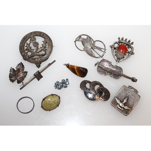 619 - Scottish and other silver and other jewellery to include a clan brooch, Siamese brooch, violin brooc... 