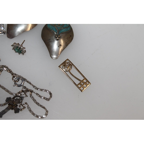 628 - Silver and other jewellery to include an ankh pendant, crucifix pendants, ingot pendant, butterfly b... 