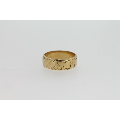 533 - 18ct gold engraved wedding ring, 3.7g.