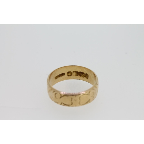 533 - 18ct gold engraved wedding ring, 3.7g.