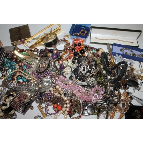 551 - Box of costume jewellery (qty)