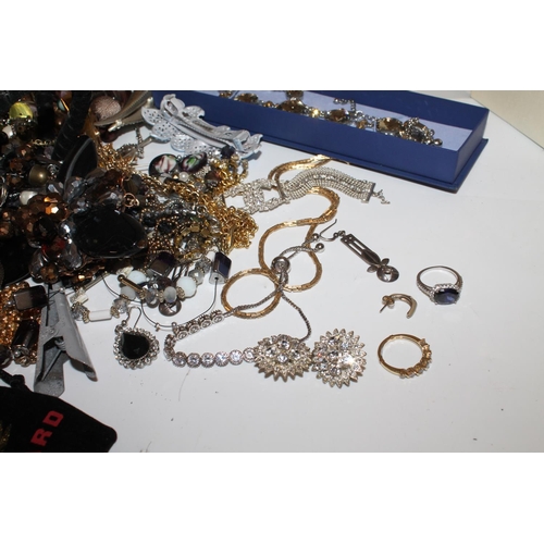 551 - Box of costume jewellery (qty)