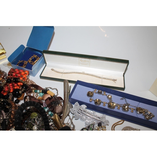 551 - Box of costume jewellery (qty)