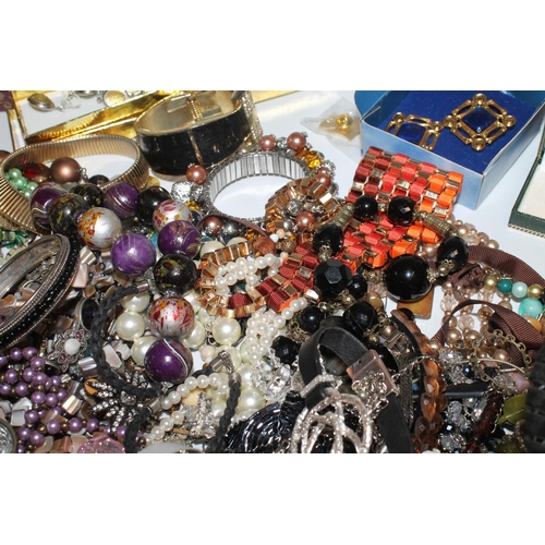 551 - Box of costume jewellery (qty)