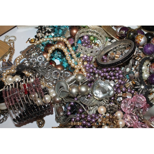 551 - Box of costume jewellery (qty)