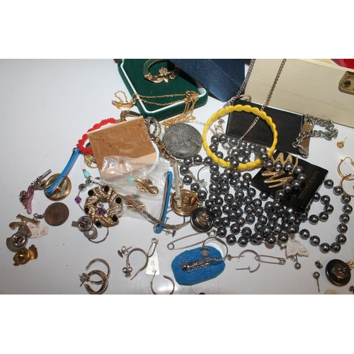 553 - Costume jewellery incl. earrings, bangles, brooches etc. (qty)