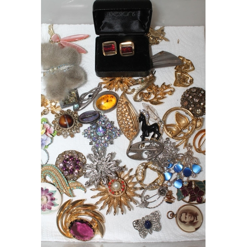 555 - Costume jewellery incl. TSS Transylvania butterfly brooch, Kit Heath silver brooch etc