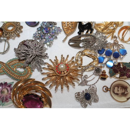 555 - Costume jewellery incl. TSS Transylvania butterfly brooch, Kit Heath silver brooch etc