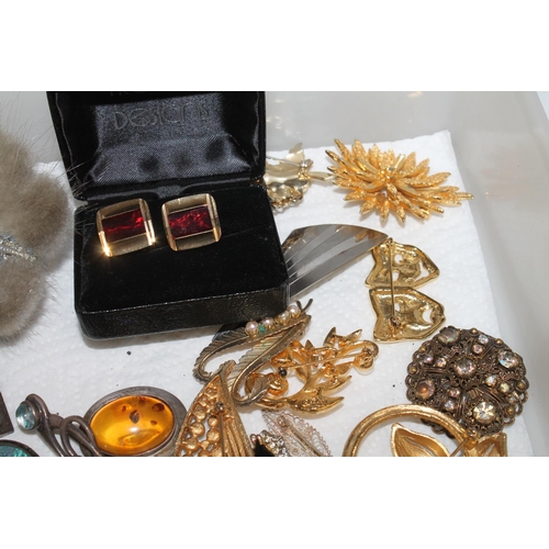 555 - Costume jewellery incl. TSS Transylvania butterfly brooch, Kit Heath silver brooch etc