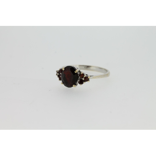 557 - 18ct gold garnet set ring, size S, 3.1g.