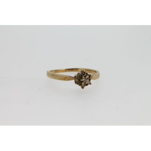 559 - 9ct gold ring set with small daisy cluster diamonds, size P, 1.9g.