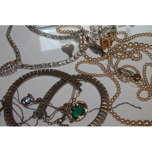 564 - Costume jewellery incl. Swarovski necklace, brooches, simulated pearl necklace etc. in a mirrored je... 