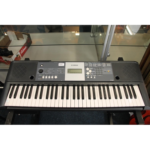 441 - Yamaha YPT-230 electric keyboard.