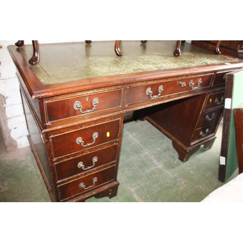 743 - Early 20th century pedestal desk with green skiver.