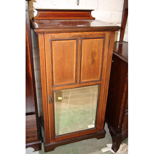 746 - Edwardian mahogany cabinet with glazed front and interior shelves, 104cm.