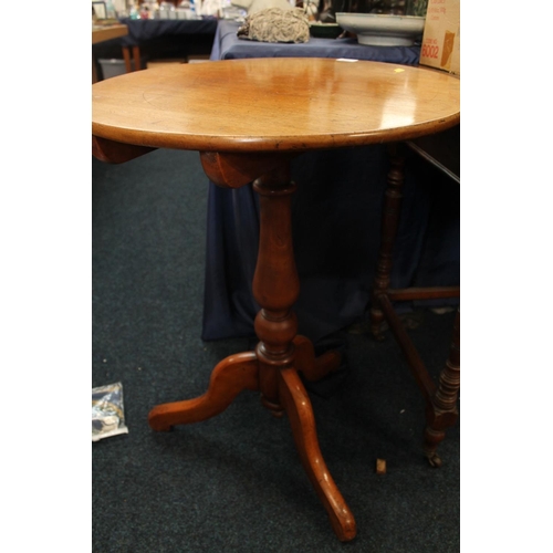 816 - Tilt top occasional table.