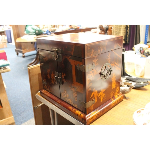 825 - Oriental gilt lacquered jewellery box, 33cm high.