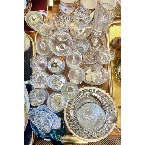 347 - Collection of glassware to include swan, bowl, jugs, drinking glasses etc