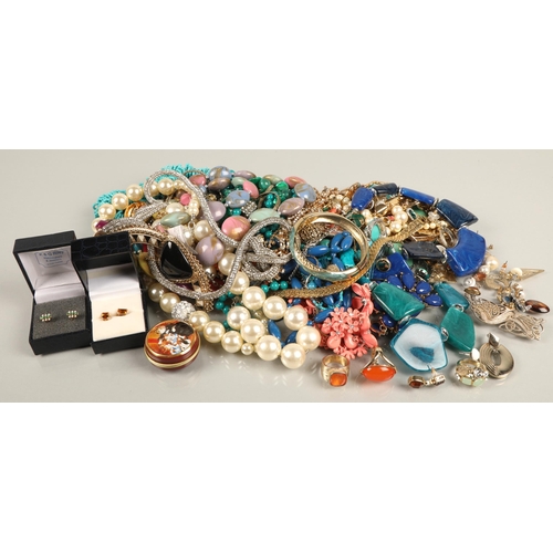 35 - Assorted costume jewellery