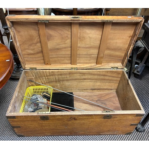 580 - Large brass bound storage chest, H 40cm, W 97.5cm, D 48cm