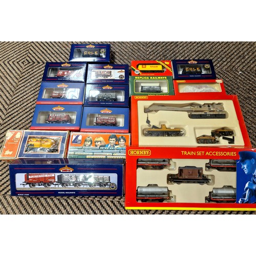 395 - Collection of Hornby and other models to include train sets, Bachmann, etc