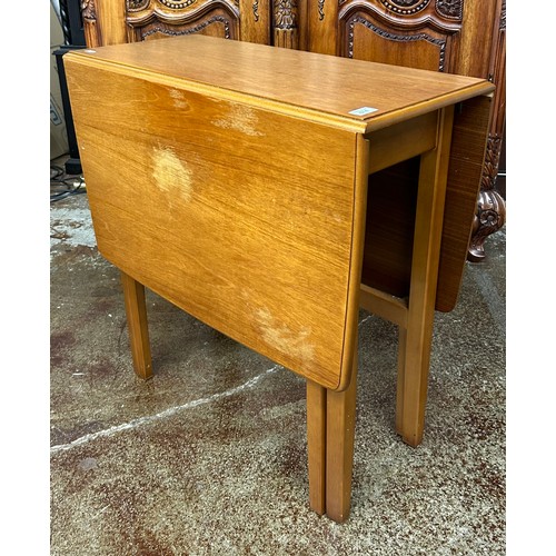 674 - Drop leaf table, 76cm high