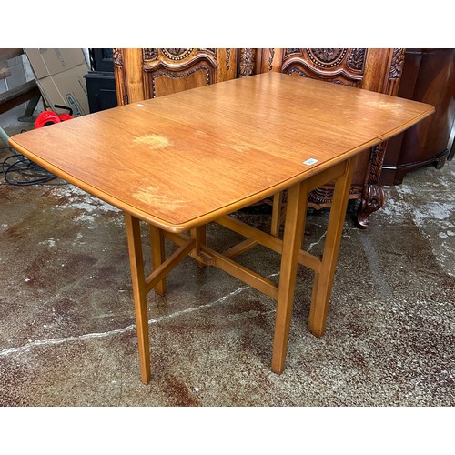 674 - Drop leaf table, 76cm high