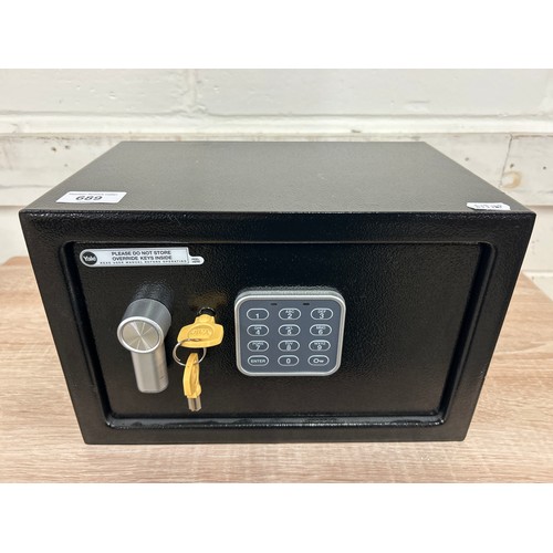 689 - Small Yale safe 