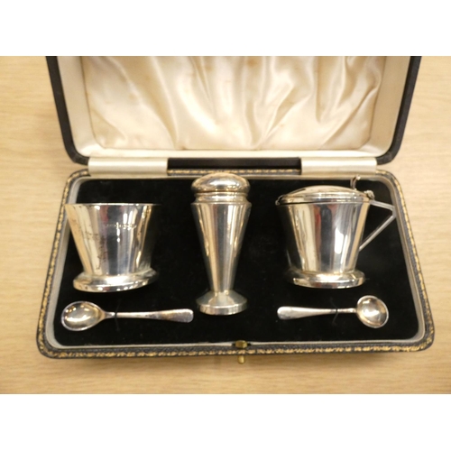 90 - Antique Art Deco cased silver cruet set.