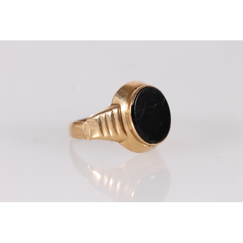 353 - Swedish 18ct gold signet ring with flat onyx stone, snipped, 2.8g.