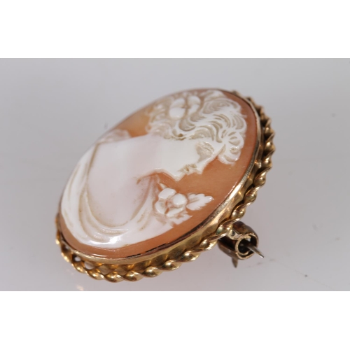 359 - Carved shell cameo brooch on yellow metal frame, H2.6cm.