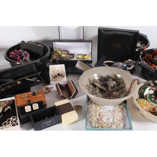 371 - Box of costume jewellery necklaces, brooches, cufflinks etc. (qty)