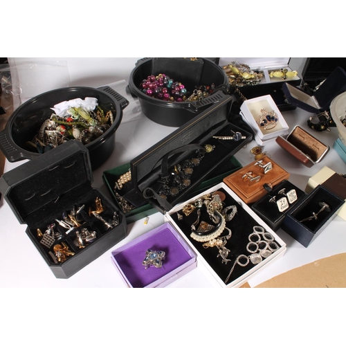 371 - Box of costume jewellery necklaces, brooches, cufflinks etc. (qty)