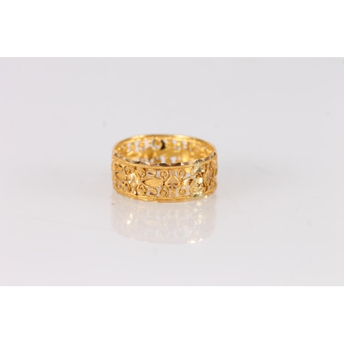 415 - Unmarked gold ring with pierced openwork and filigree, size T, 3.2g.