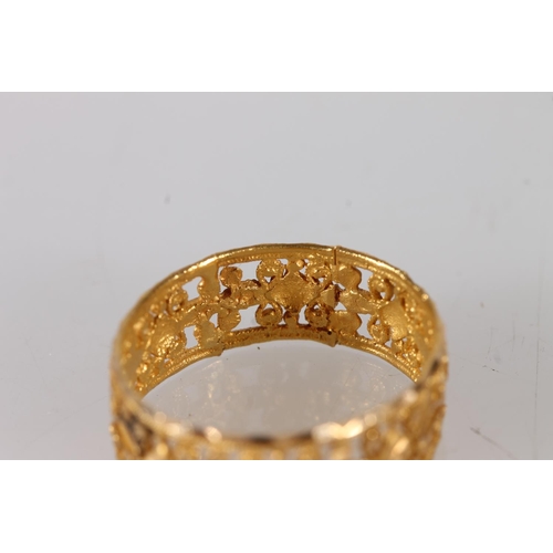 415 - Unmarked gold ring with pierced openwork and filigree, size T, 3.2g.