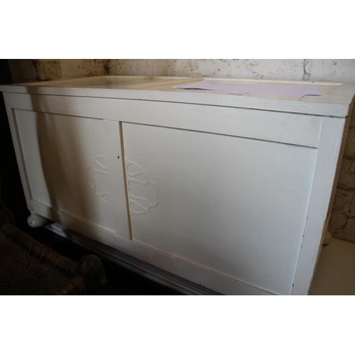 486 - White painted wooden blanket box.