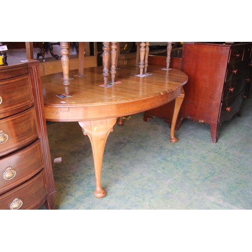 492 - Walnut extendable dining table in the manner of Whytock and Reed, 75cm tall.