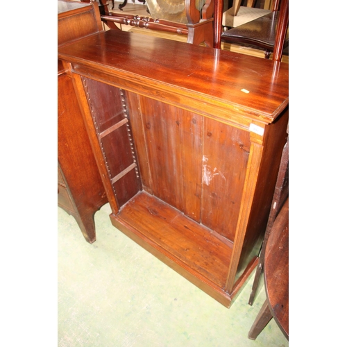 497 - Reproduction mahogany open fronted bookcase, 115cm tall.