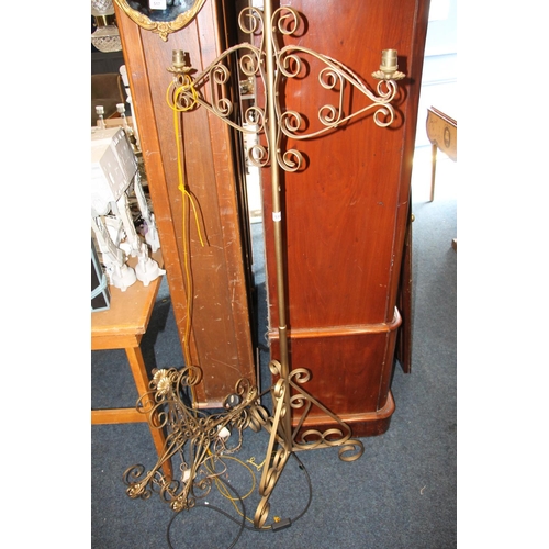 518 - Freestanding gilt floor lamp. 160 cm in height.