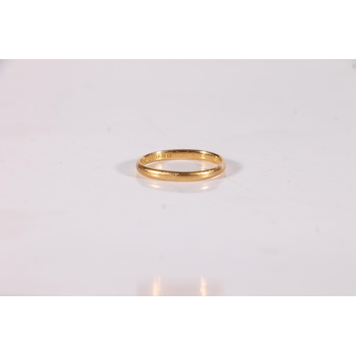 433 - 22ct gold wedding band, 2.0g.