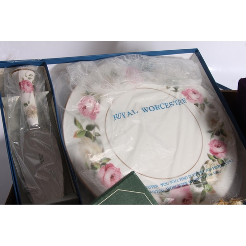 372 - Box of empty jewellery boxes and a boxed Royal Worcester cake plate and server.