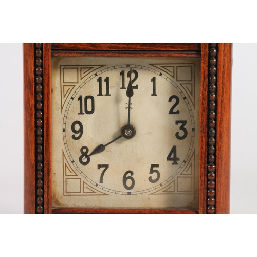 31 - Early 20th century oak cased mantel clock, 22cm high.