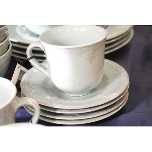 70 - Jeff Banks Churchill Ports of Call Country Craft dinner set to include plates, bowls, breakfast cups... 