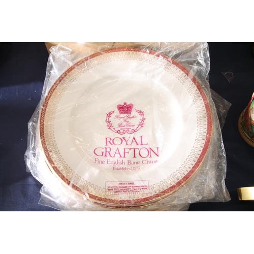 78 - Eight Royal Grafton Majestic dinner plates.
