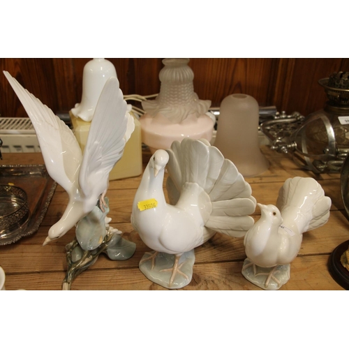 96 - Lladro model of a seagull and two Lladro dove models.