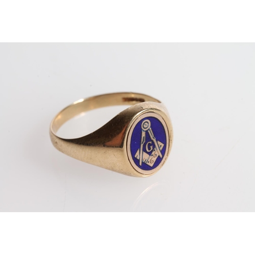 1400 - Gents 9ct gold Masonic ring with secret enamel Masonic compass swivel tablet, maker 'EJLd', ring siz... 