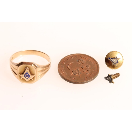 1404 - Gents 9ct gold signet ring with compass, square and G on enamel background, ring size V, 4g, two Mas... 