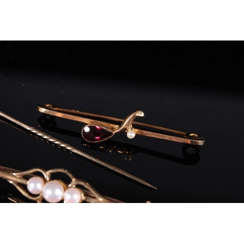 182 - Three Edwardian 9ct gold gem set bar brooches together with a 9ct gold mounted stick pin, gross 9.0g... 