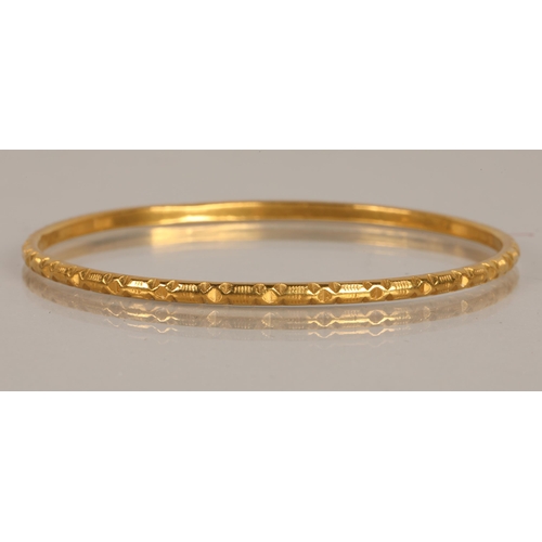 129 - High karat yellow gold bangle, 18g